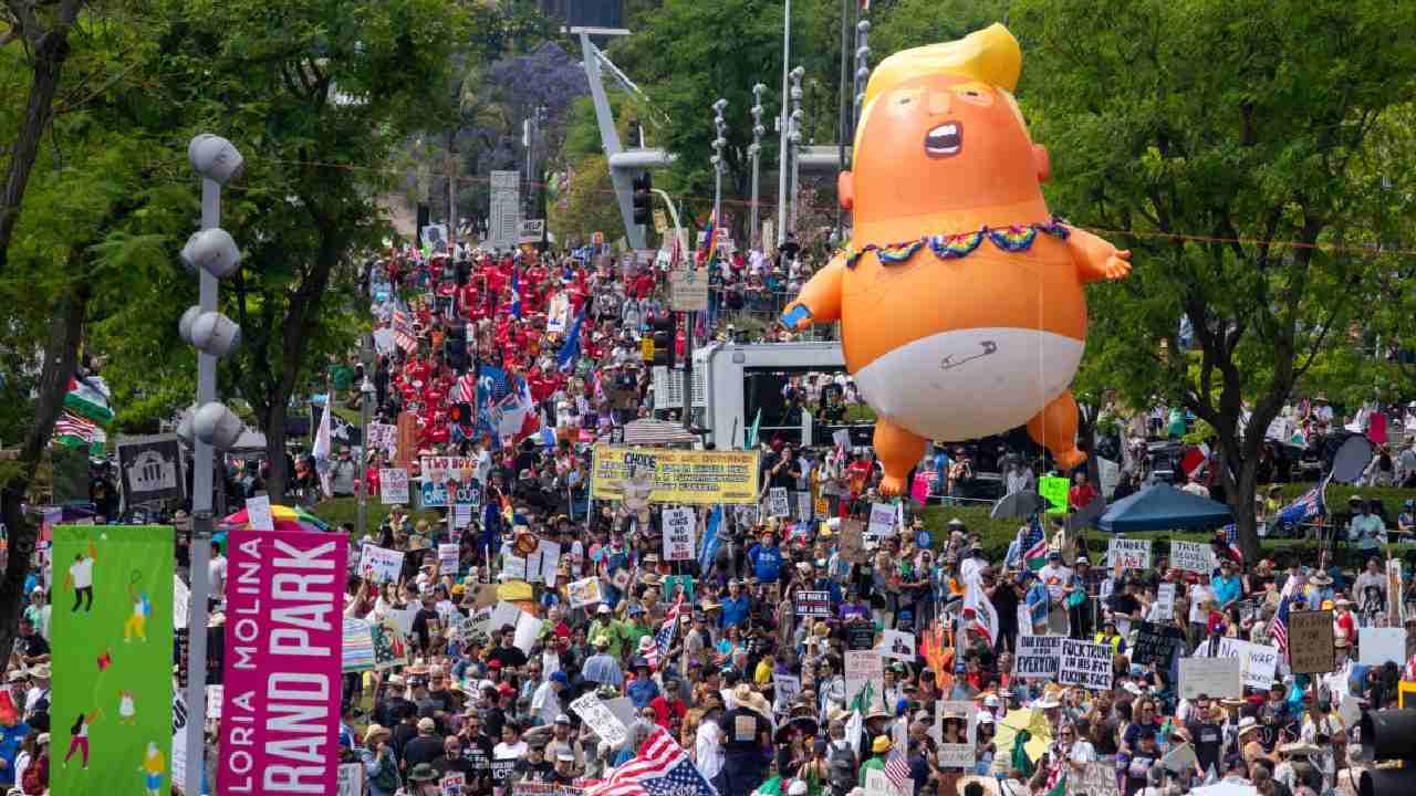 লস অ্যাঞ্জেলেসের রাস্তায় ট্রাম্পের বিরুদ্ধে বিক্ষোভ।