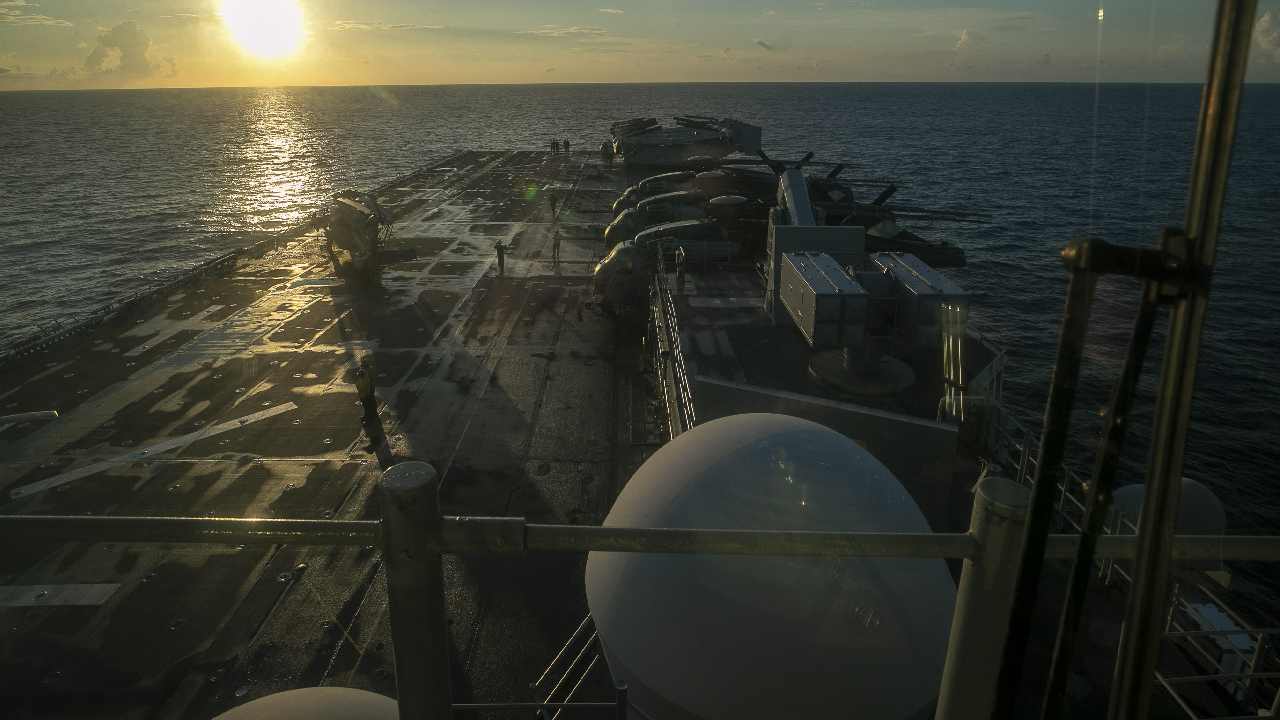 পশ্চিম এশিয়ার উপকূলে আমেরিকার রণতরী ইউএসএস ট্রিপোলি।