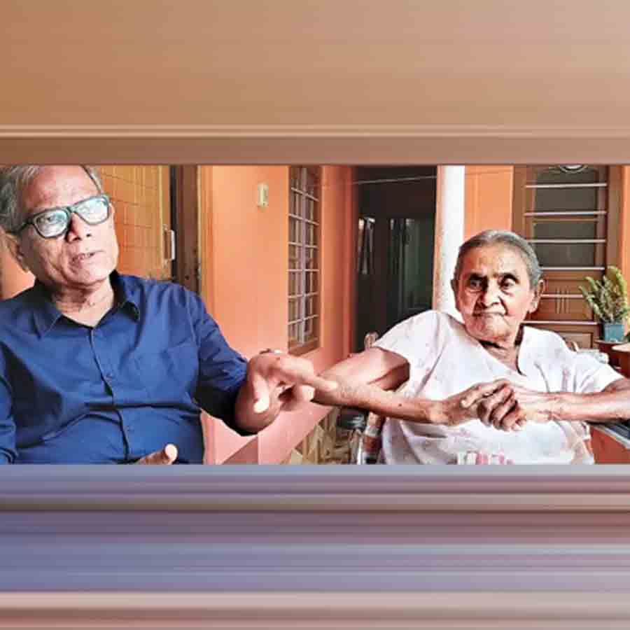 মুক্তিযুদ্ধের স্মৃতিচারণ করছেন অপর্ণা দেব ও মৃন্ময় রায়।