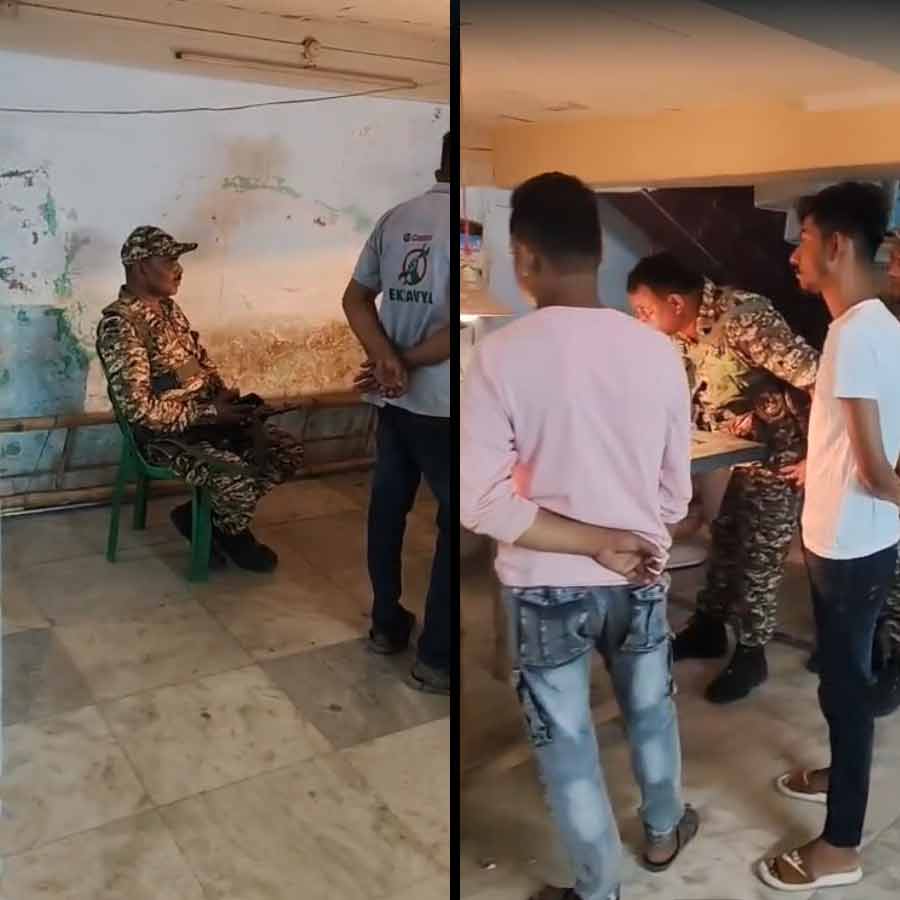 সিউড়ির তৃণমূল কার্যালয়ে ক্যারম খেলছেন কেন্দ্রীয় বাহিনীর জওয়ানেরা।