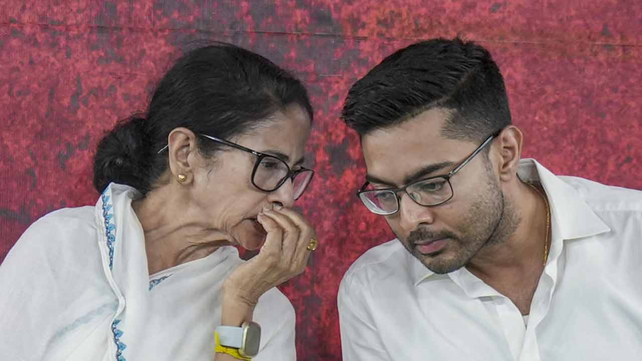 মমতা বন্দ্যোপাধ্যায় এবং অভিষেক বন্দ্যোপাধ্যায়।