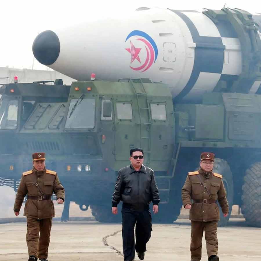 নতুন সমরাস্ত্রের পরীক্ষা কিম জং উনের। ছবি: সংগৃহীত।