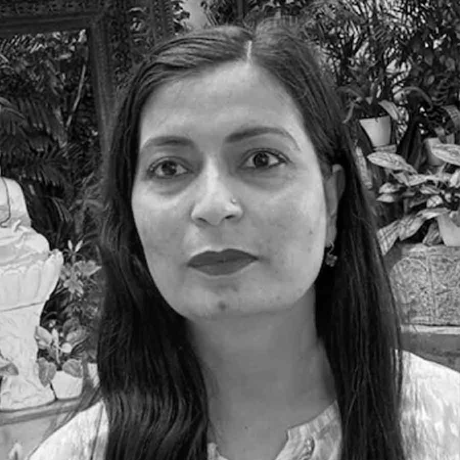 (বাঁ দিকে) শপিং মলের বেসমেন্ট থেকে বস্তাবন্দি দেহ উদ্ধার শান্তিবেনের (ডান দিকে)। ছবি: সংগৃহীত।