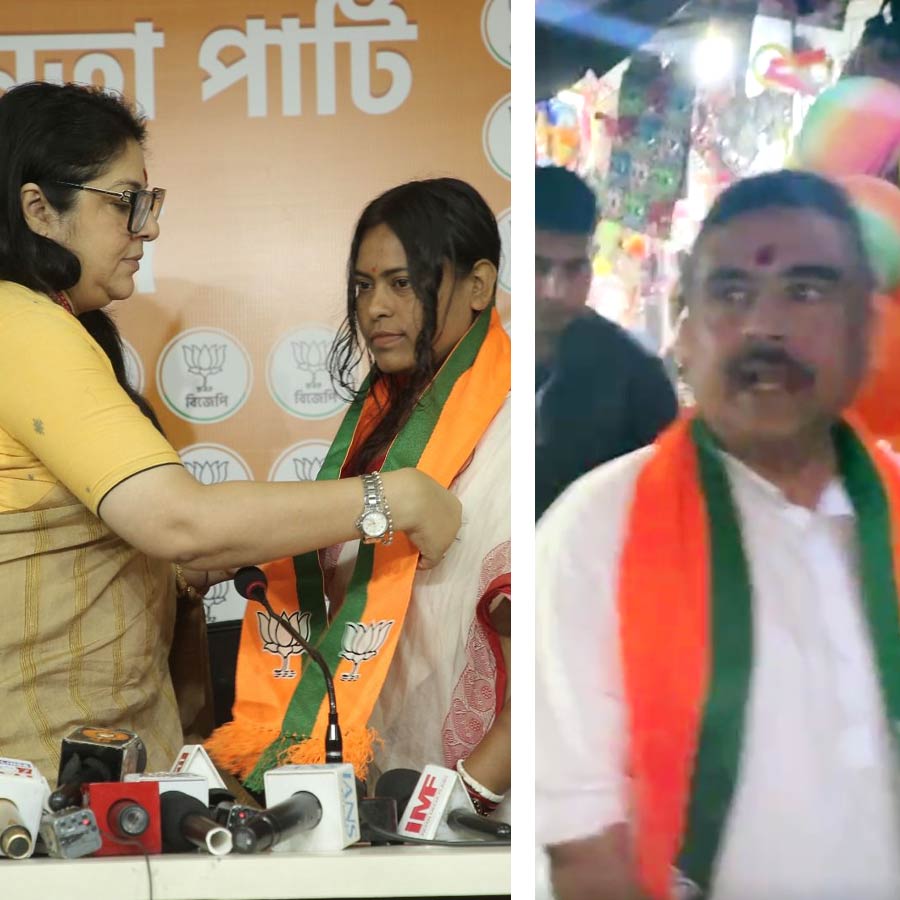 (বাঁ দিকে) টুম্পা কয়ালের গলায় দলের উত্তরীয় পরিয়ে দিচ্ছেন লকেট চট্টোপাধ্যায়। ভবানীপুরে বাড়ি-বাড়ি গিয়ে প্রচারে শুভেন্দু অধিকারী (ডান দিকে)।