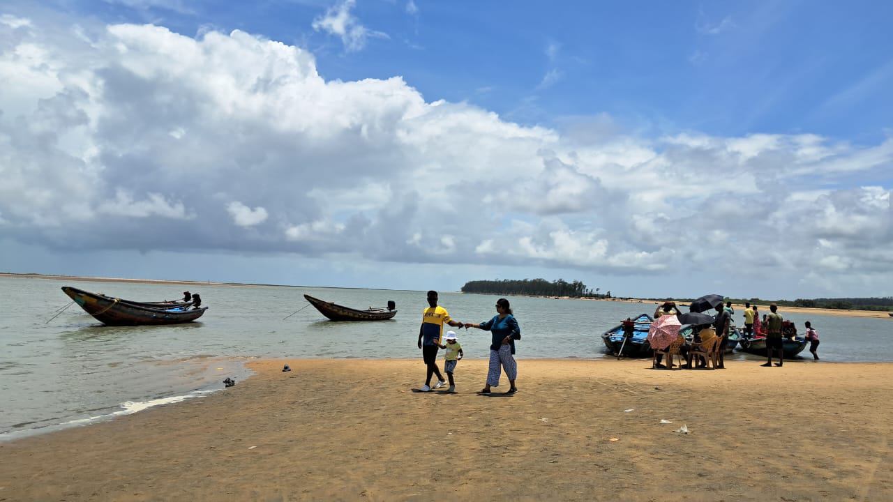 যে সৈকতে শুটিং করছিলেন রাহুল।