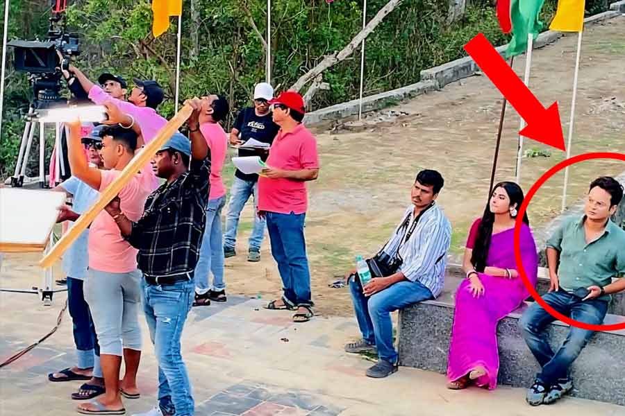 শুটিংয়ের ফাঁকে রাহুল। 