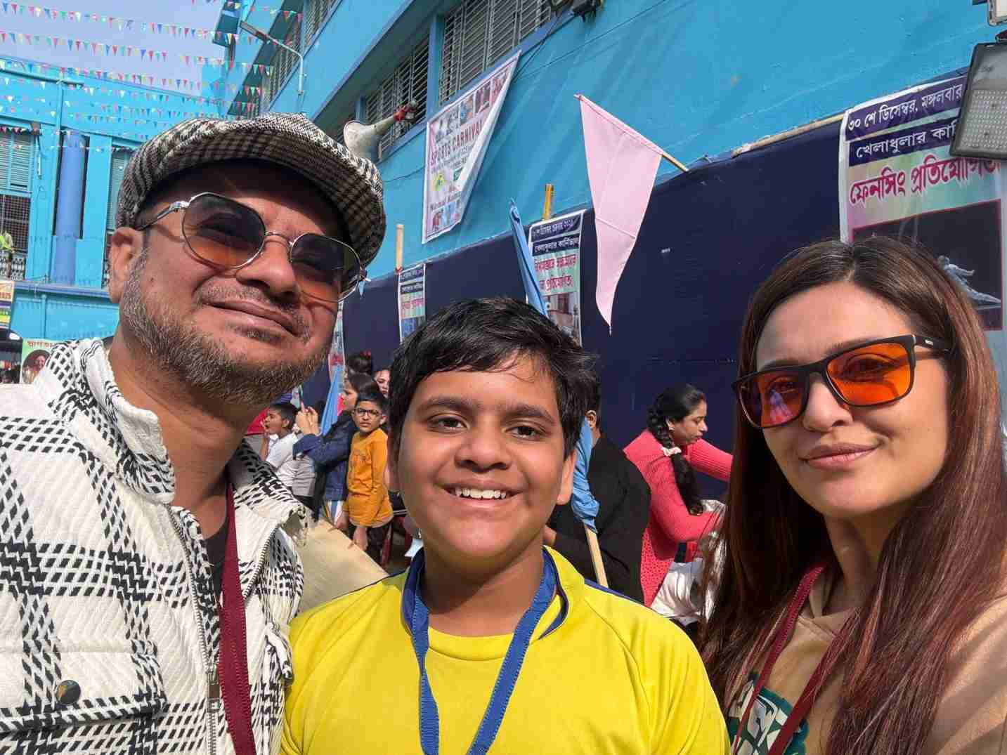 ছেলে সহজ ও স্ত্রী প্রিয়াঙ্কার সঙ্গে রাহুলের নিজস্বী। 