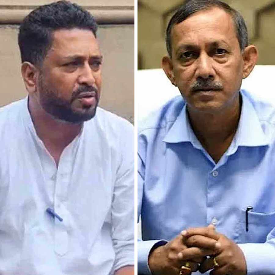 (বাঁ দিকে) গৌতম দেব। শঙ্কর ঘোষ (ডান দিকে)।