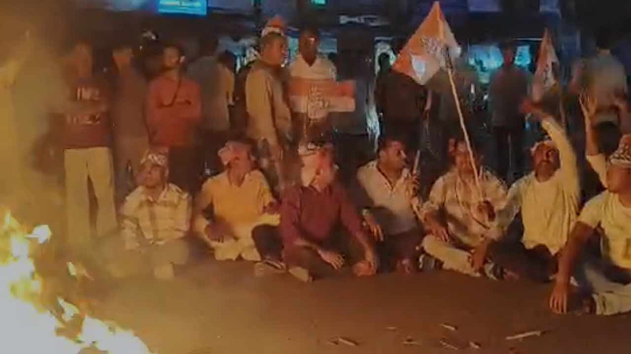 বিক্ষুব্ধ কংগ্রেস কর্মীদের পথ অবরোধ।