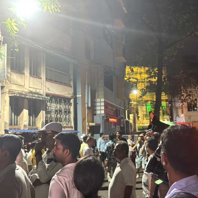 রাহুলের আবাসনের নীচে ভিড় জমিয়েছেন প্রতিবেশীরা। 