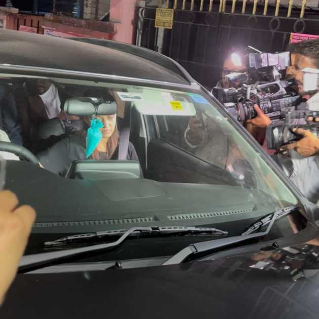 রাহুলের বাড়ি থেকে বেরোচ্ছেন স্ত্রী প্রিয়াঙ্কা। 