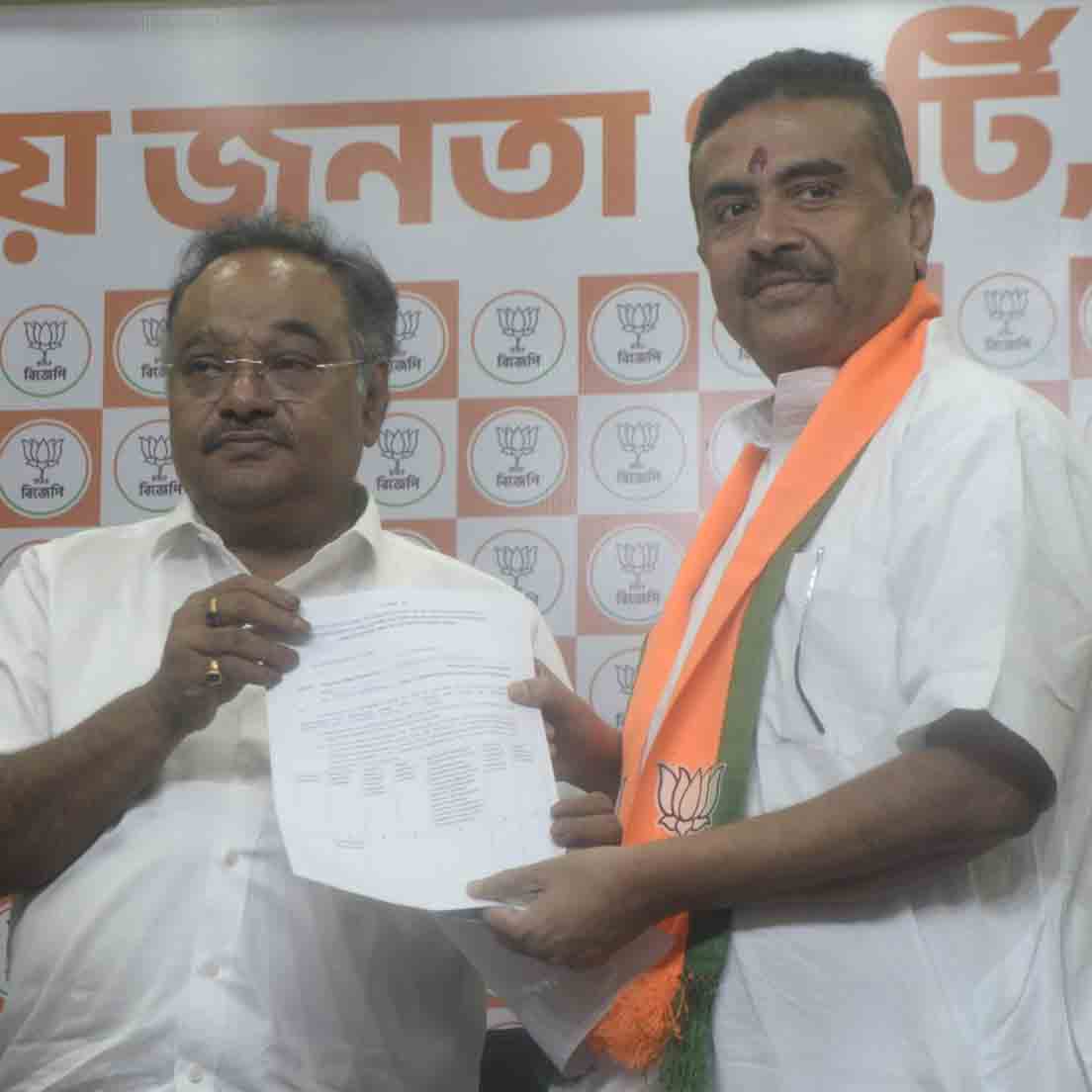 ভবানীপুর কেন্দ্রের প্রার্থী শুভেন্দু অধিকারীর হাতে দলের প্রতীক সংবলিত ফরম তুলে দিচ্ছেন বিজেপির রাজ্য সভাপতি শমীক ভট্টাচার্য।