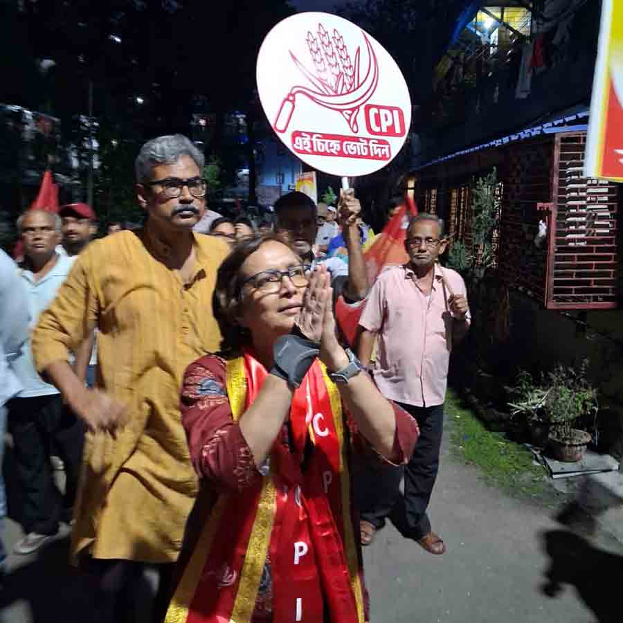 মানিকতলা কেন্দ্রের প্রচারে বামফ্রন্ট মনোনীত সিপিআই প্রার্থী  মৌসুমী ঘোষ।
