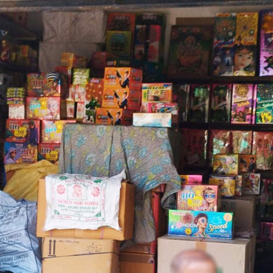 মহেশতলার একটি দোকানে বাজির পসরা।