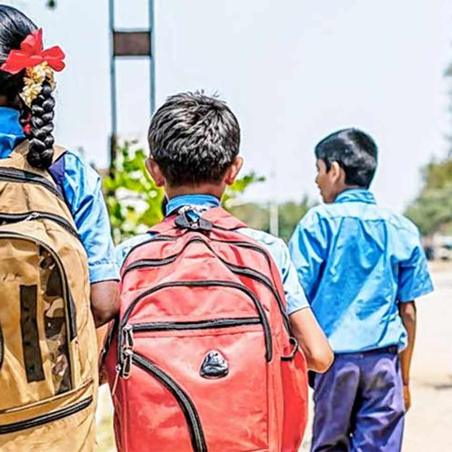 If students are not allowed to enter school for being late so the teachers should not be allowed too