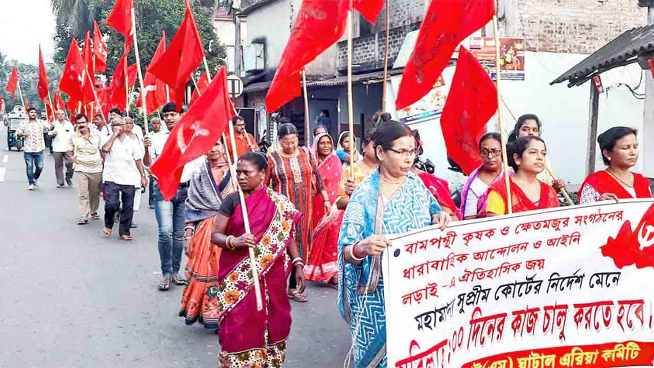 অধিকার: একশো দিনের কাজ শুরু করার দাবিতে সিপিআইএম সমর্থকদের মিছিল। ১ নভেম্বর ২০২৫, ঘাটাল