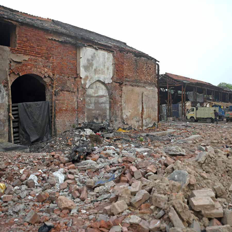 ভগ্নস্তূপ: আগুনে পুড়ে যাওয়ার পরে এখনও এমন অবস্থা খিদিরপুরের অরফ্যানগঞ্জ বাজারের।