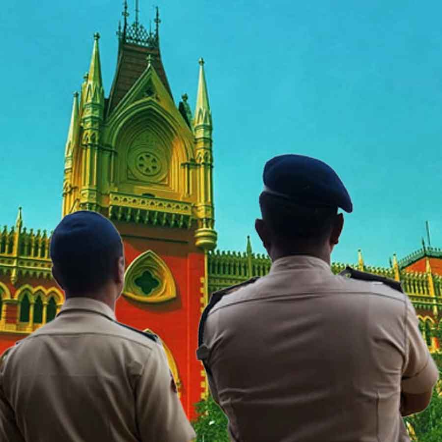 আধিকারিক বদলির বিরোধিতায় মামলা দায়ের হাই কোর্টে।