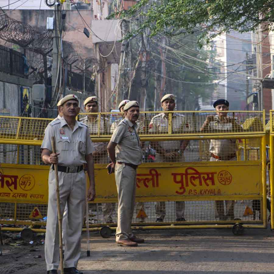 Delhi Police arrests accused in sending more than 1100 hoax information about bomb to schools and government offices dgtl