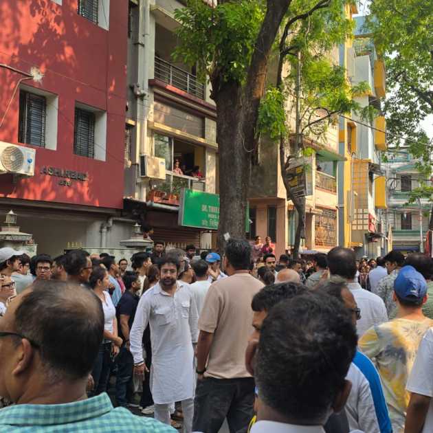 রাহুলের বাড়ির সামনে উপস্থিত তাঁর সহ-অভিনেতারাও। 