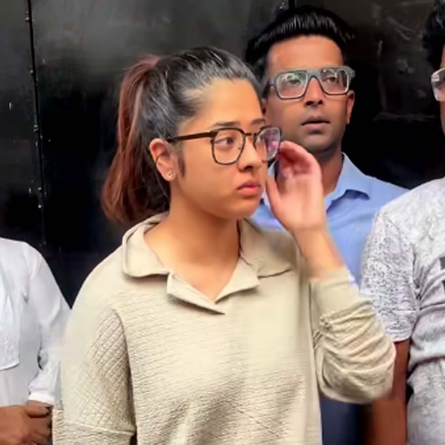 চোখ মুখ থমথমে। রাহুলকে শেষ শ্রদ্ধা জানাতে এলেন দিতিপ্রিয়া রায়।