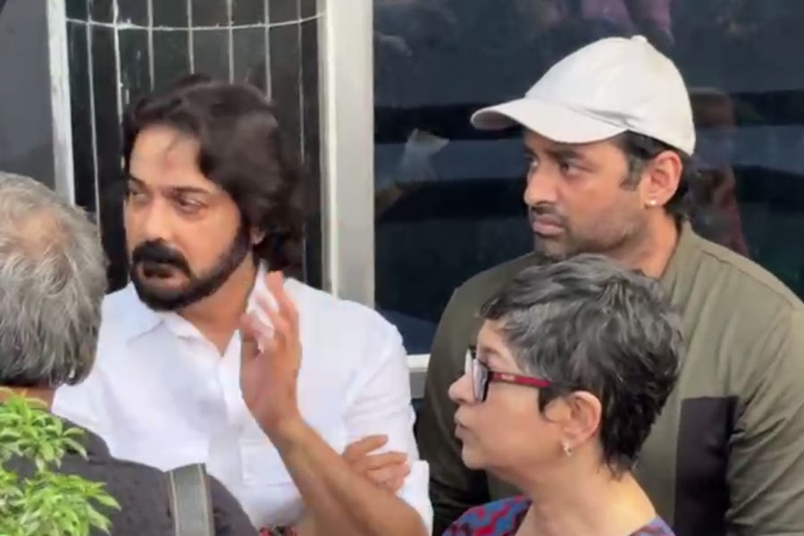 রাহুলের মৃত্যুতে উত্তাল টলিউড, প্রসেনজিতের বাড়িতে জরুরি বৈঠক প্রিয়াঙ্কাদের