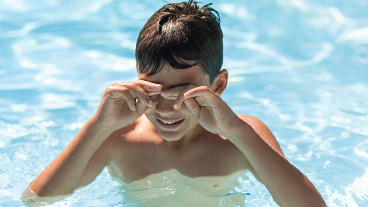 সাঁতার কাটার সময় চোখের চাই বাড়তি যত্ন।