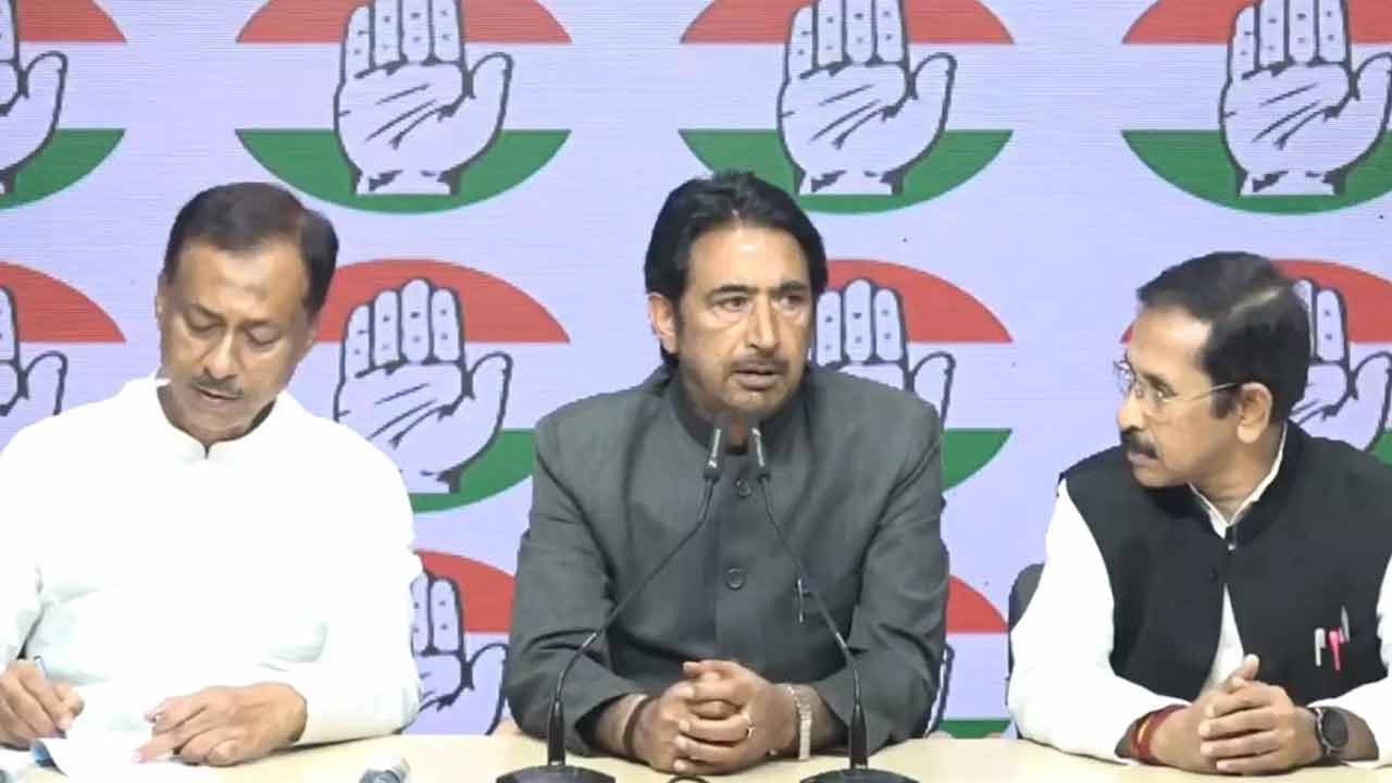 (বাঁ দিক থেকে) বাদুড়িয়ার বিধায়ক কাজি আব্দুর রহিম, প্রদেশ কংগ্রেসের পর্যবেক্ষক গোলাম আহমেদ মীর এবং প্রদেশ কংগ্রেস সভাপতি শুভঙ্কর সরকার।