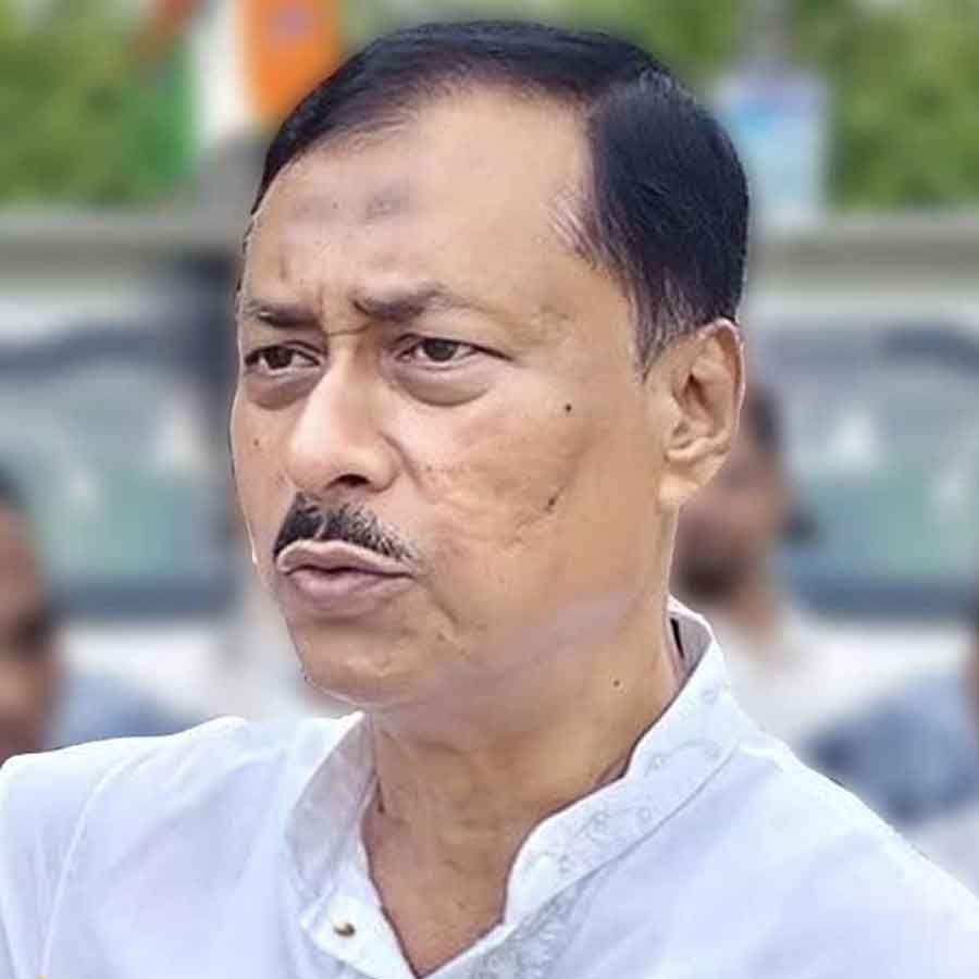 (বাঁ দিক থেকে) বাদুড়িয়ার বিধায়ক কাজি আব্দুর রহিম, প্রদেশ কংগ্রেসের পর্যবেক্ষক গোলাম আহমেদ মীর এবং প্রদেশ কংগ্রেস সভাপতি শুভঙ্কর সরকার।