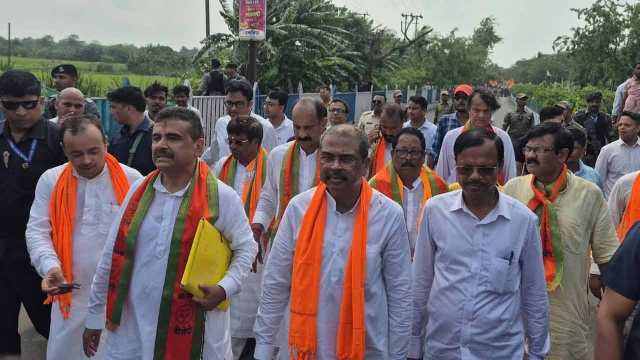 শুভেন্দু অধিকারীর পাশে কেন্দ্রীয় শিক্ষামন্ত্রী ধর্মেন্দ্র প্রধান।