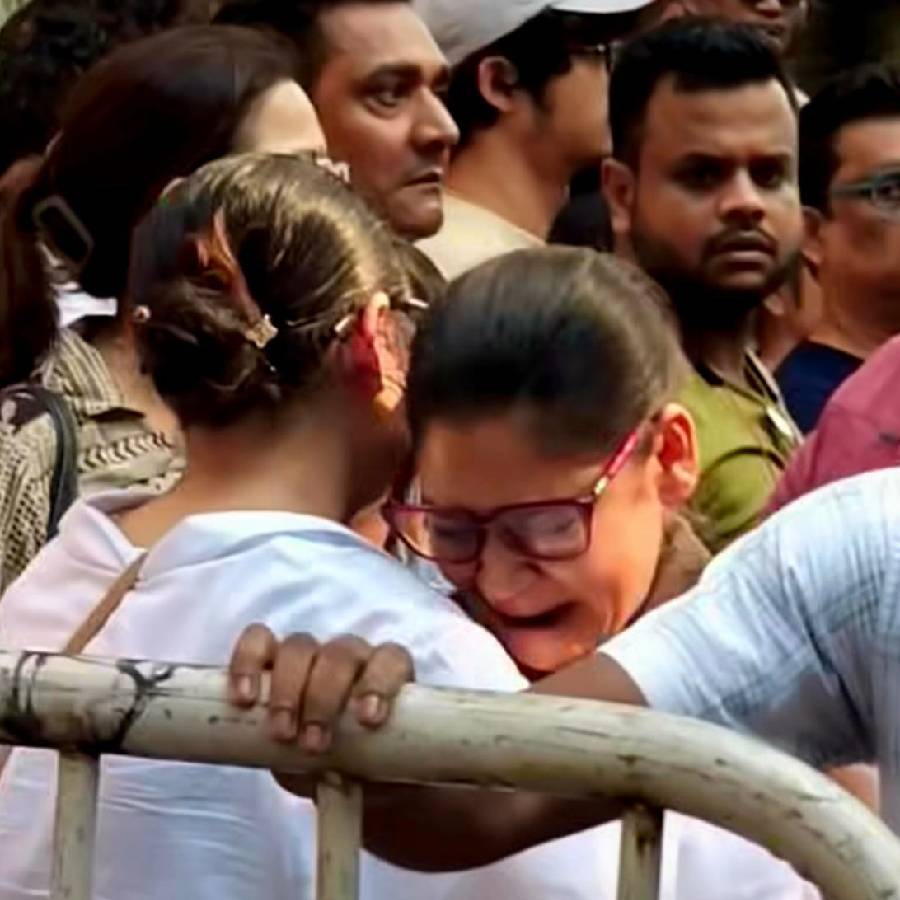 কান্নায় ভেঙে পড়লেন সুদীপ্তা চক্রবর্তী।