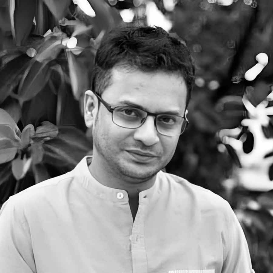 রাহুলের শেষকৃত্য সম্পন্ন করে অস্থি হাতে শ্মশান থেকে বেরোচ্ছে ছেলে সহজ। সঙ্গে মা প্রিয়াঙ্কা।