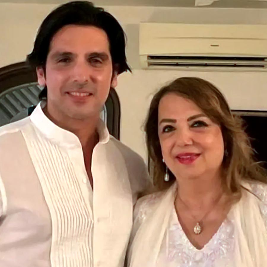 মা জ়রীনের সঙ্গে জ়ায়েদ