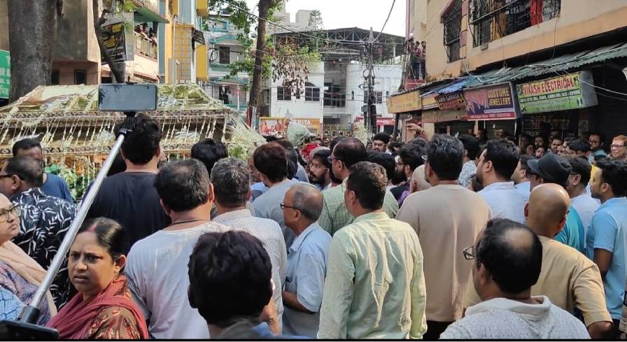 রাহুলের শববাহী গাড়িকে ঘিরে থিক থিক করছে ভিড়।