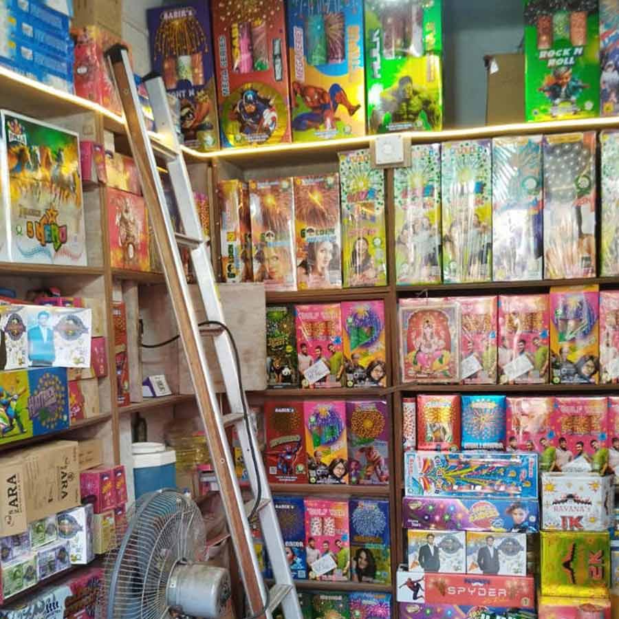 বরকমতলায় সকাল থেকে রাত পর্যন্ত খোলা রয়েছে বাজির দোকান।