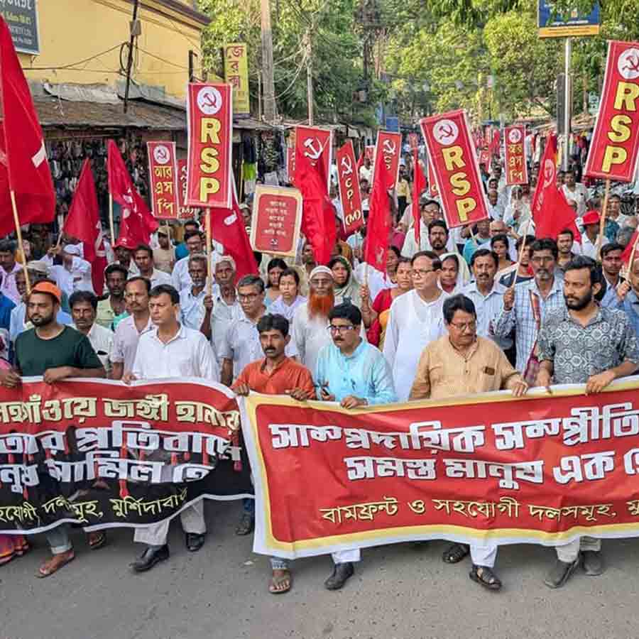 মুর্শিদাবাদে বামেদের মিছিলে সিপিএমের রাজ্য সম্পাদক মহম্মদ সেলিম ও জেলা সম্পাদক জামির মোল্লা।