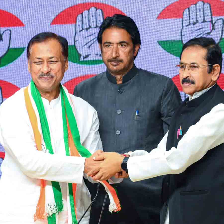 বাদুড়িয়ার তৃণমূল কংগ্রেস বিধায়ক কাজী আব্দুর রহিম (দিলু) ফিরলেন (বাঁ দিকে) ফিরলেন কংগ্রেসে। দিল্লিতে।