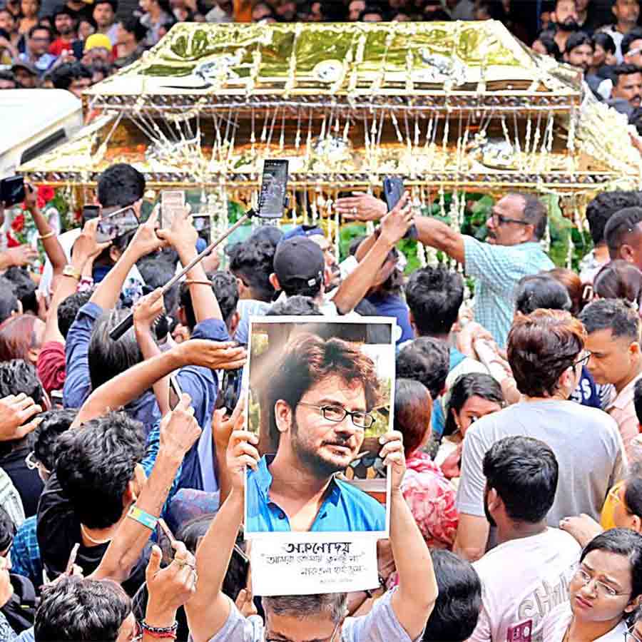 বিজয়গড়ের বাড়িতে আনা হয় রাহুল অরুণোদয় বন্দ্যোপাধ্যায়ের দেহ। সোমবার (আরও খবর: কলকাতা)।