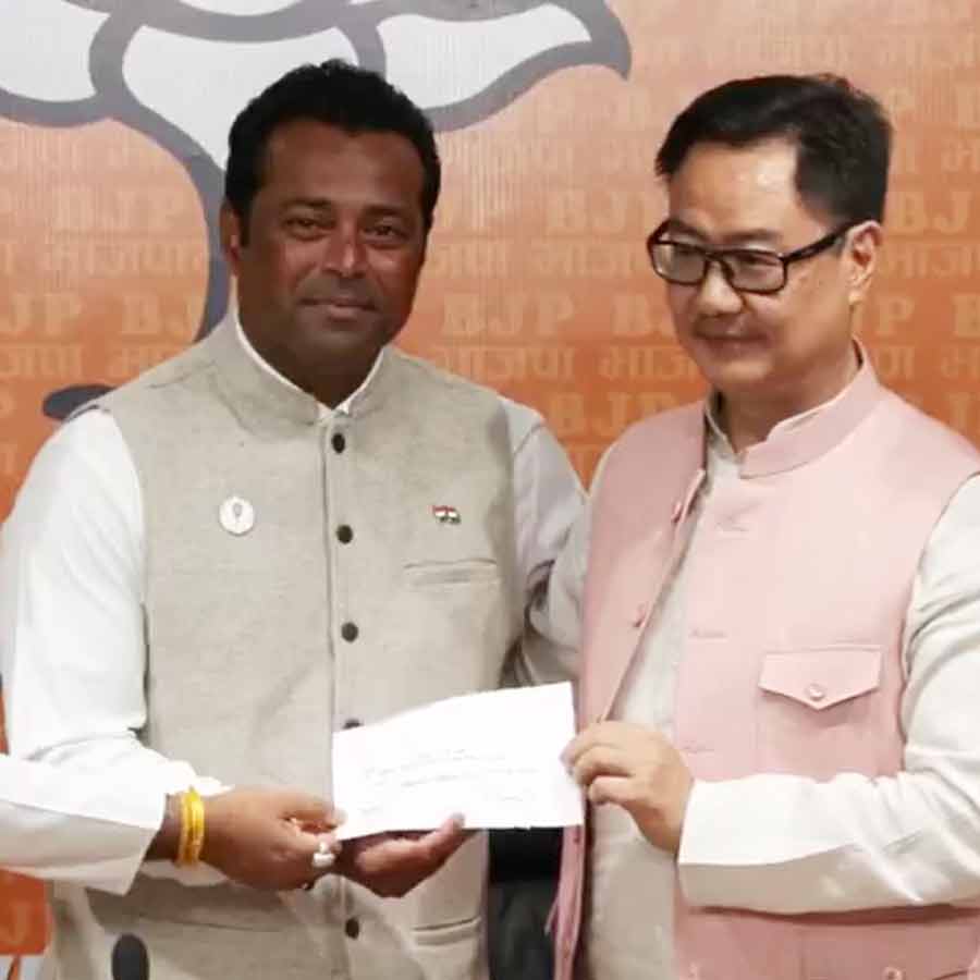 (বাঁ দিক থেকে) সুকান্ত মজুমদার, লিয়েন্ডার পেজ় এবং কিরেন রিজিজু। মঙ্গলবার দিল্লিতে বিজেপির সদর দফতরে।