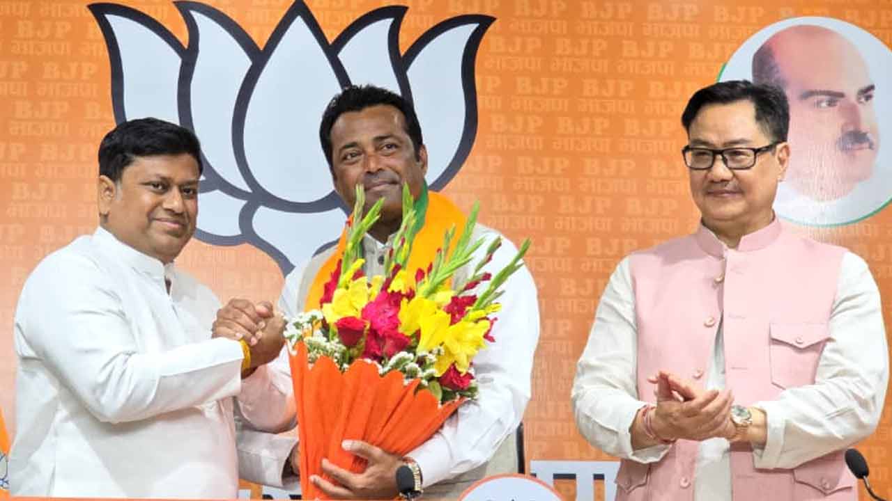 (বাঁ দিক থেকে) সুকান্ত মজুমদার, লিয়েন্ডার পেজ় এবং কিরেন রিজিজু। মঙ্গলবার দিল্লিতে বিজেপির সদর দফতরে।