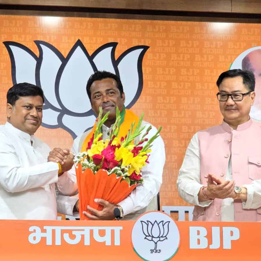 (বাঁ দিক থেকে) সুকান্ত মজুমদার, লিয়েন্ডার পেজ় এবং কিরেন রিজিজু। মঙ্গলবার দিল্লিতে বিজেপির সদর দফতরে।