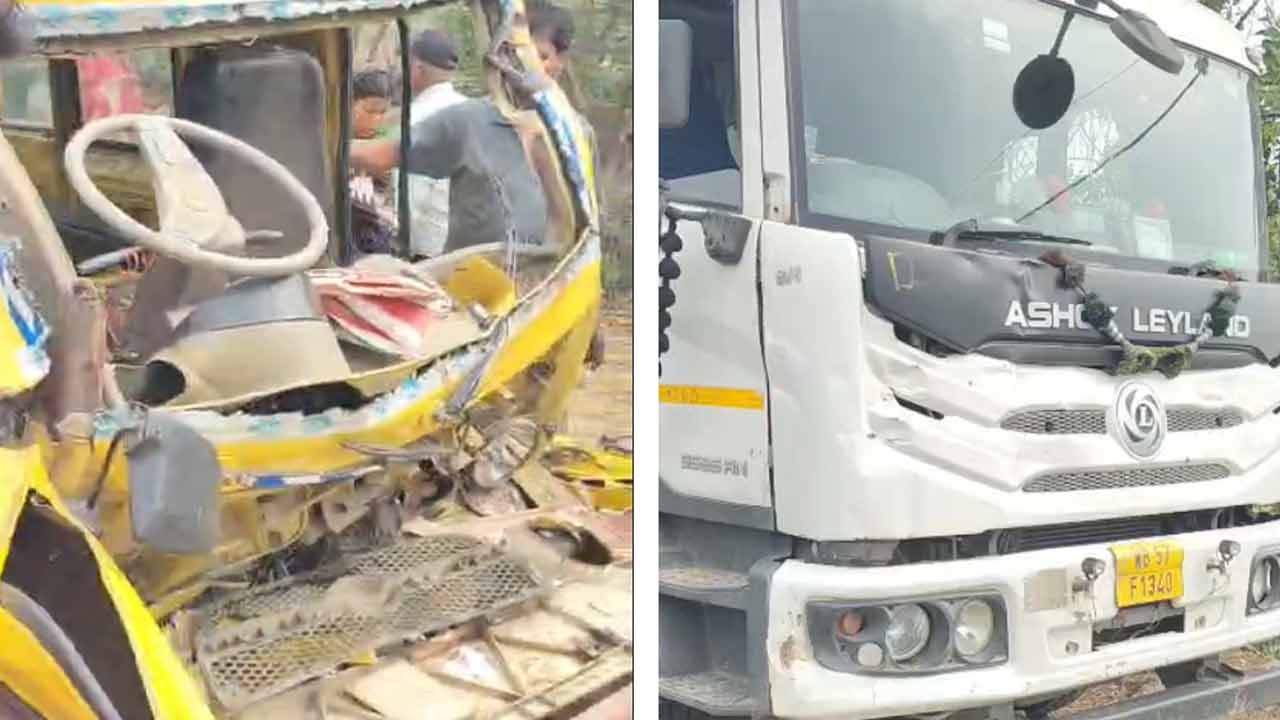 দুর্ঘটনায় দুমড়ে মুচড়ে যাওয়া স্কুলভ্যান এবং ডাম্পার।