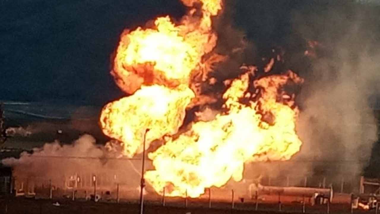 পাকিস্তানের গ্যাস পাইপলাইনে হামলার পর বিস্ফোরণ। ছবি: সংগৃহীত।