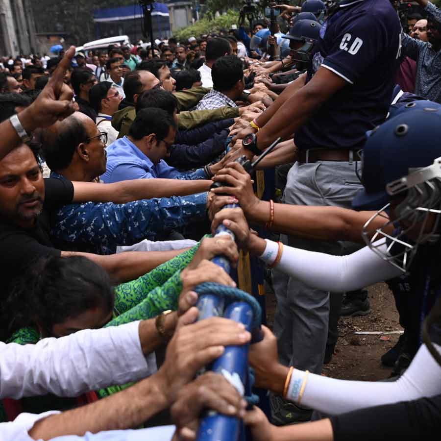 তৃণমূল-বিজেপির বিক্ষোভ। মঙ্গলবার নতুন সিইও দফতরের সামনে।