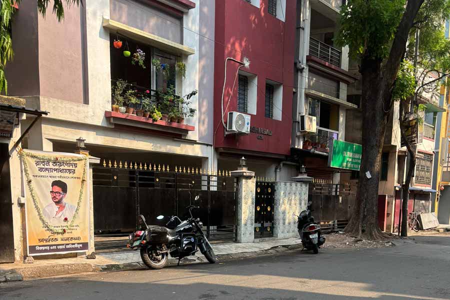 রাহুলের ছবির সামনে রাখা তাঁর সদ্য কেনা বাইক।