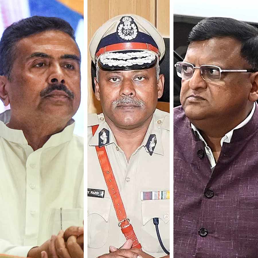 (বাঁ দিকে) শুভেন্দু অধিকারী। (মাঝে) অজয় নন্দ। মনোজ আগরওয়াল (ডান দিকে)।