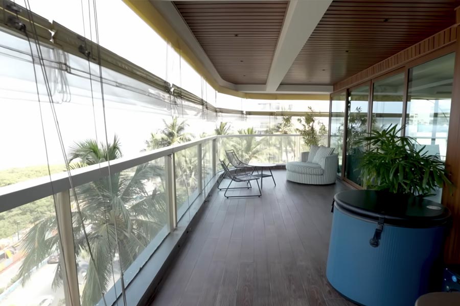 এই বারান্দাই শ্রফ পরিবারের প্রিয় জায়গা। 