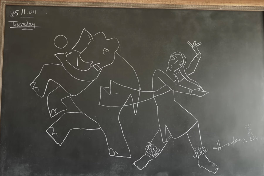 চকবোর্ডে এমএফ হুসেনের আঁকা।