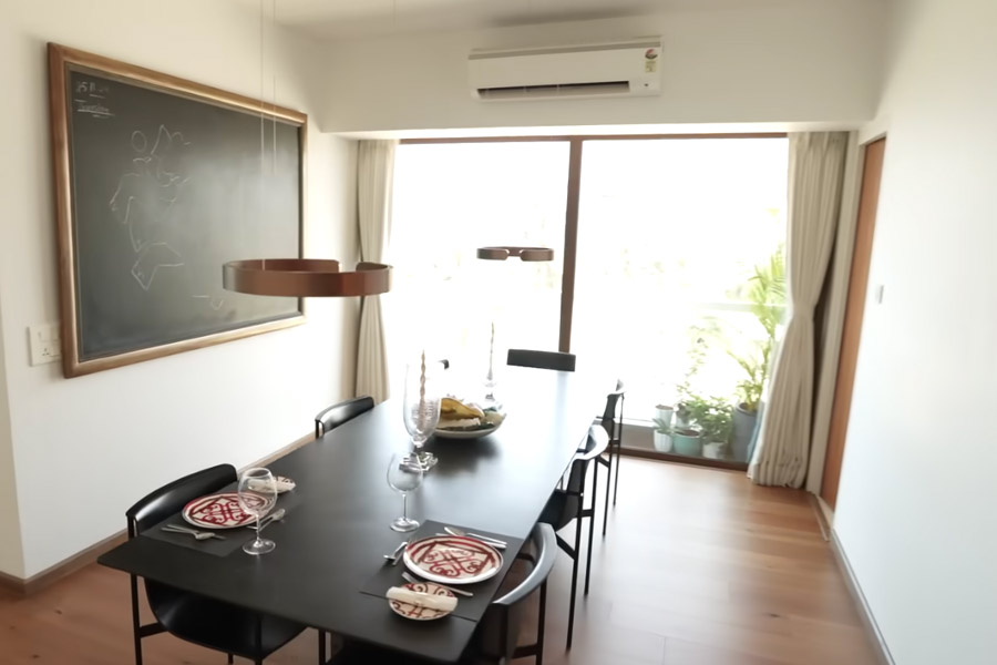 কোথাও বাহুল্য নেই, তবু প্রতিটি কোণেই রুচির পরিচয় পাওয়া যায় স্পষ্ট।