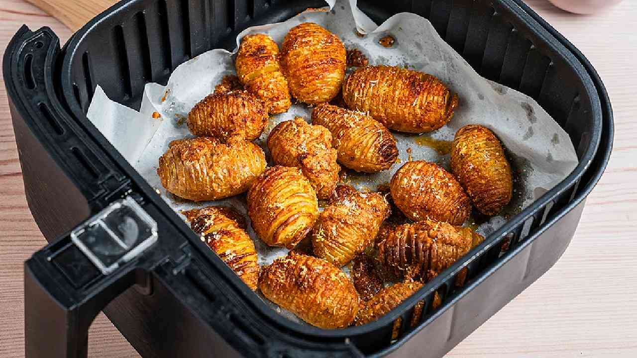 ভাত, আলু ভাতে দিয়ে বড় বানান এয়ার ফ্রায়ারে।